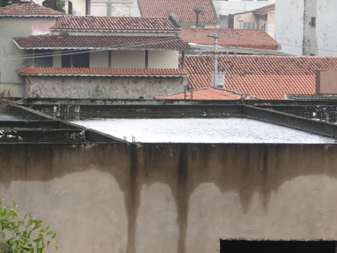 Construção inacabada no Parque Cruz Aguiar acumula água na laje e deixa moradores apreensivos 