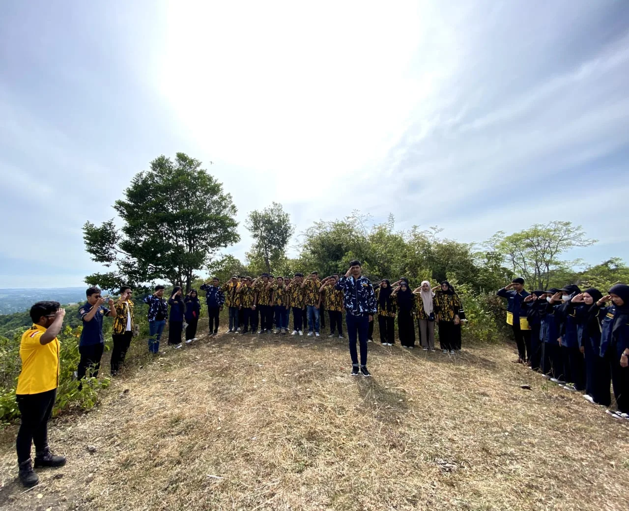 AMPG & AMPI Bireuen Kibarkan Bendera Merah Putih di Puncak Gle Geunteng