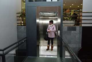 Rosa Luna hizo el primer viaje oficial en el nuevo ascensor del Ayuntamiento.