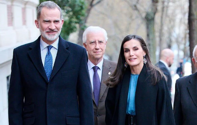 Queen Letizia wore a blue Cupro gathered shirt by Pol Studio, and multicolor earrings by Alexandra Plata. Boss Leshina leather skirt