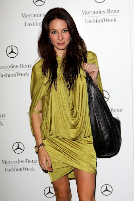 Lynn Collis with Beautiful Green Dress and Bag HD Wallpaper