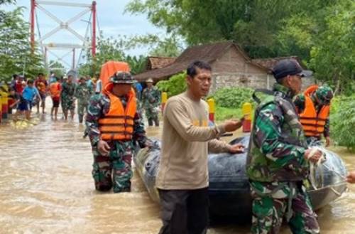 Banjir Rendam 5 Kecamatan di Madiun, Prajurit TNI Bantu Evakuasi Warga