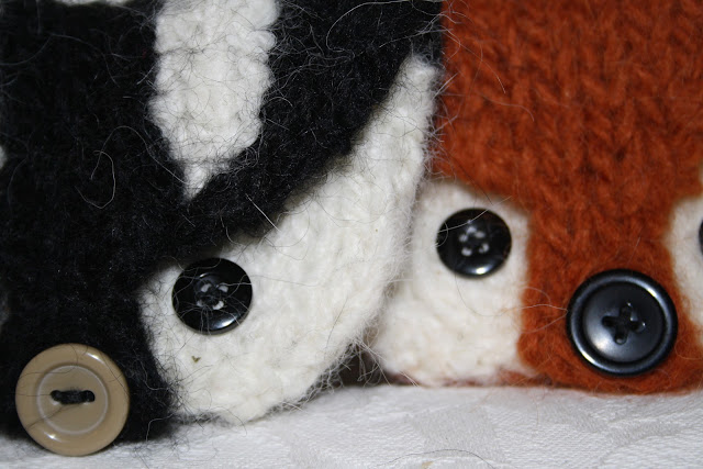 Felted Badger Purse Knitting Pattern @ OwlPrintPanda.blogspot.co.uk