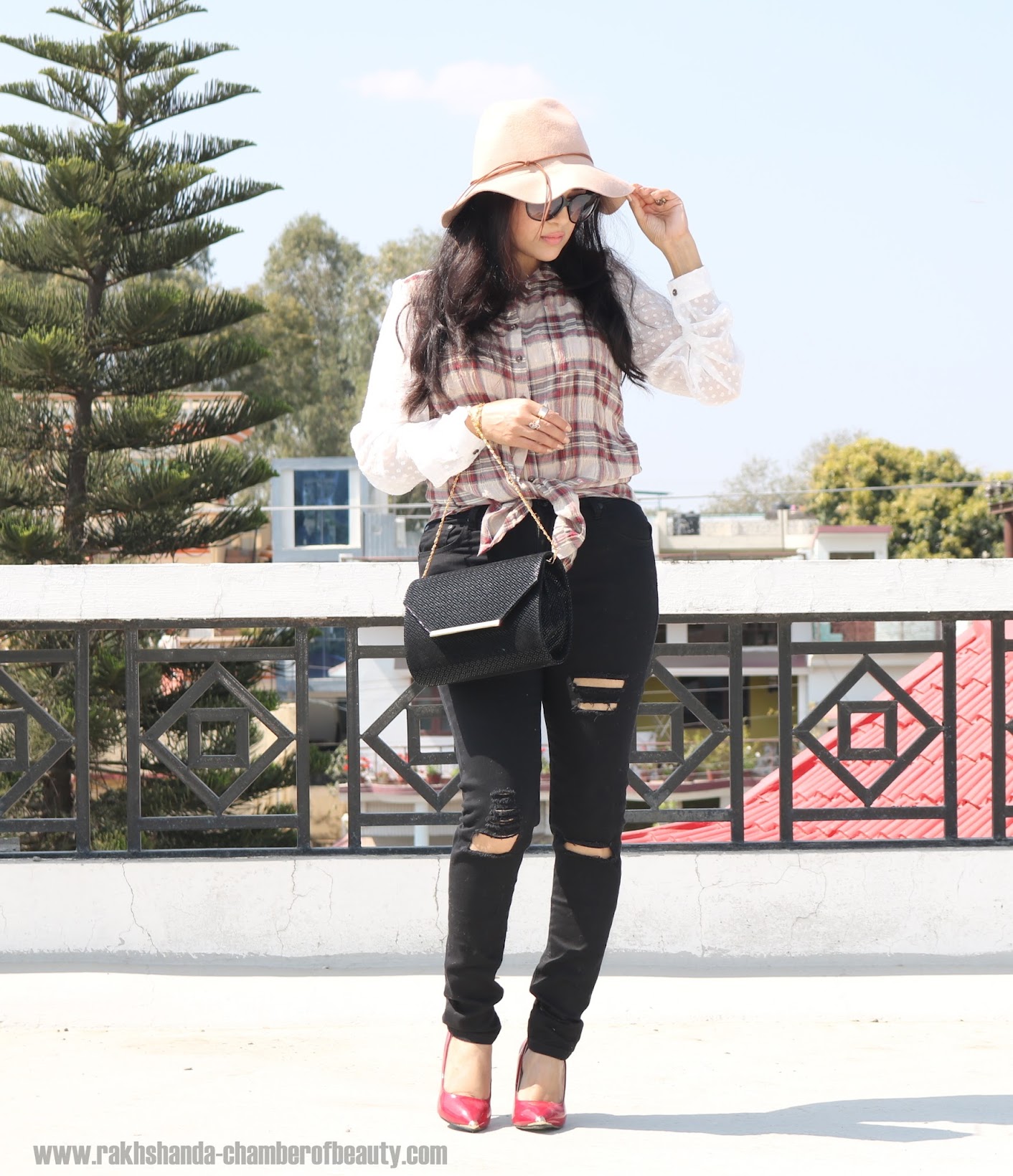 How to style black ripped jeans, Zaful Black Ripped jeans and beige hat, Spring fashion trends