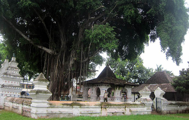 Kesultanan Cirebon yaitu salah satu kesultanan Islam yang berdiri semenjak era ke  8 Peninggalan Kerajaan Cirebon, Sejarah dan Gambarnya Lengkap