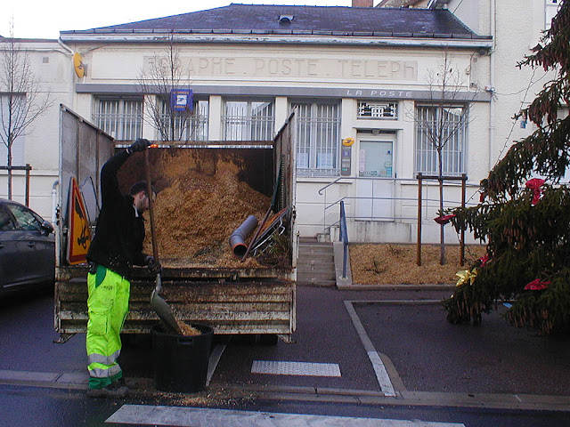 The mulch is recycled ground up tree branches from pruning. Photo taken by Susan of Loire Valley Time Travel.