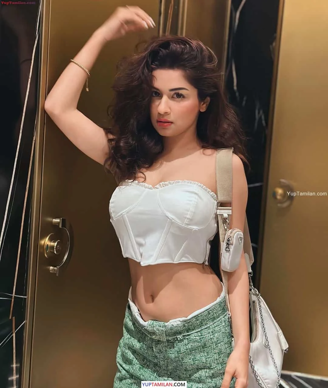 Avneet Kaur Sexy Bikini & Cleavage Photos