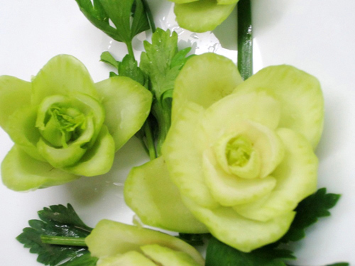 Cách tỉa hoa trang trí món ăn từ rau củ 1