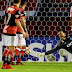 César pega pênalti e Vizeu marca duas vezes pra colocar o Flamengo na final da Sul-Americana