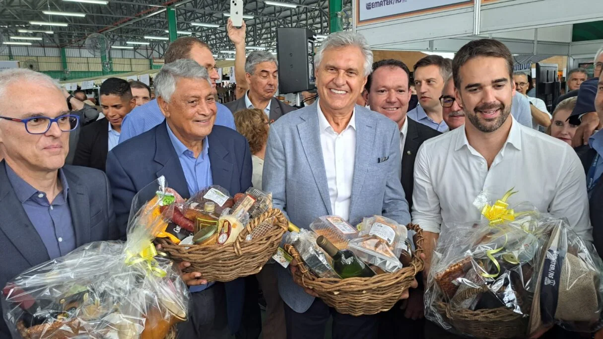 Caiado, ao lado do Governador do RS Eduardo Leite, fala a produtores rurais no Rio Grande do Sul: “agropecuária é sustentáculo da economia” (Foto: Chico Pinheyro)