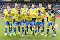 U. D. LAS PALMAS - Las Palmas de Gran Canaria, España - Temporada 2016-17 - David Simón, Mauricio Lemos, Bigas, Dani Castellano, Vicente Gómez y Javi Varas; Jesé, Kevin-Prince Boateng, Roque Mesa, Tana y Jonathan Viera - REAL MADRID 3 (Isco, Cristiano Ronaldo 2) U. D. LAS PALMAS 3 (Tana, Jonathan Viera, Kevin-Prince Boateng) - 01/03/2017 - Liga de 1ª División, jornada 25 - Madrid, estadio Santiago Bernabeu - La Unión Deportiva Las Palmas cuajó un gran partido en el Bernabeu pero, en los últimos minutos, no supo mantener la ventaja de 3-1 que tenía, a pesar de jugar contra diez por expulsión del madridista Gareth Bale. Arbitraje difícil y polémico de Fernández Borbalán que repartió errores y aciertos para ambos equipos