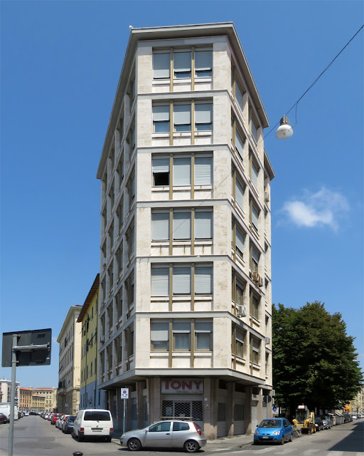 Corner building between Scali degli Olandesi and Via Maggi, Livorno