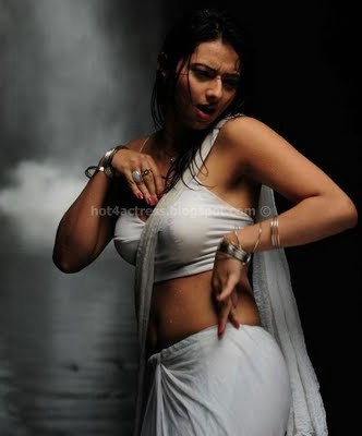 Actress Isha Chawla Hot deep Navel show