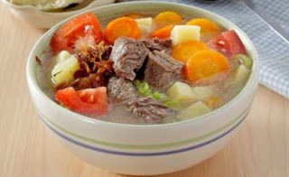 cara masak sup daging sapi pakai bumbu instan, praktis dan hasilnya dijamin mantul!