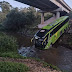 Ônibus sai da pista,desce barranco e cai em rio, na BR-376.