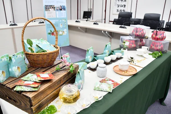 ▲花壇鄉農會與日本客戶「花咲み茶」公司推出聯名款茶品。（記者林明佑攝）