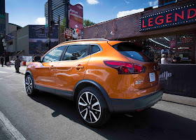 Rear 3/4 view of 2017 Nissan Rogue Sport