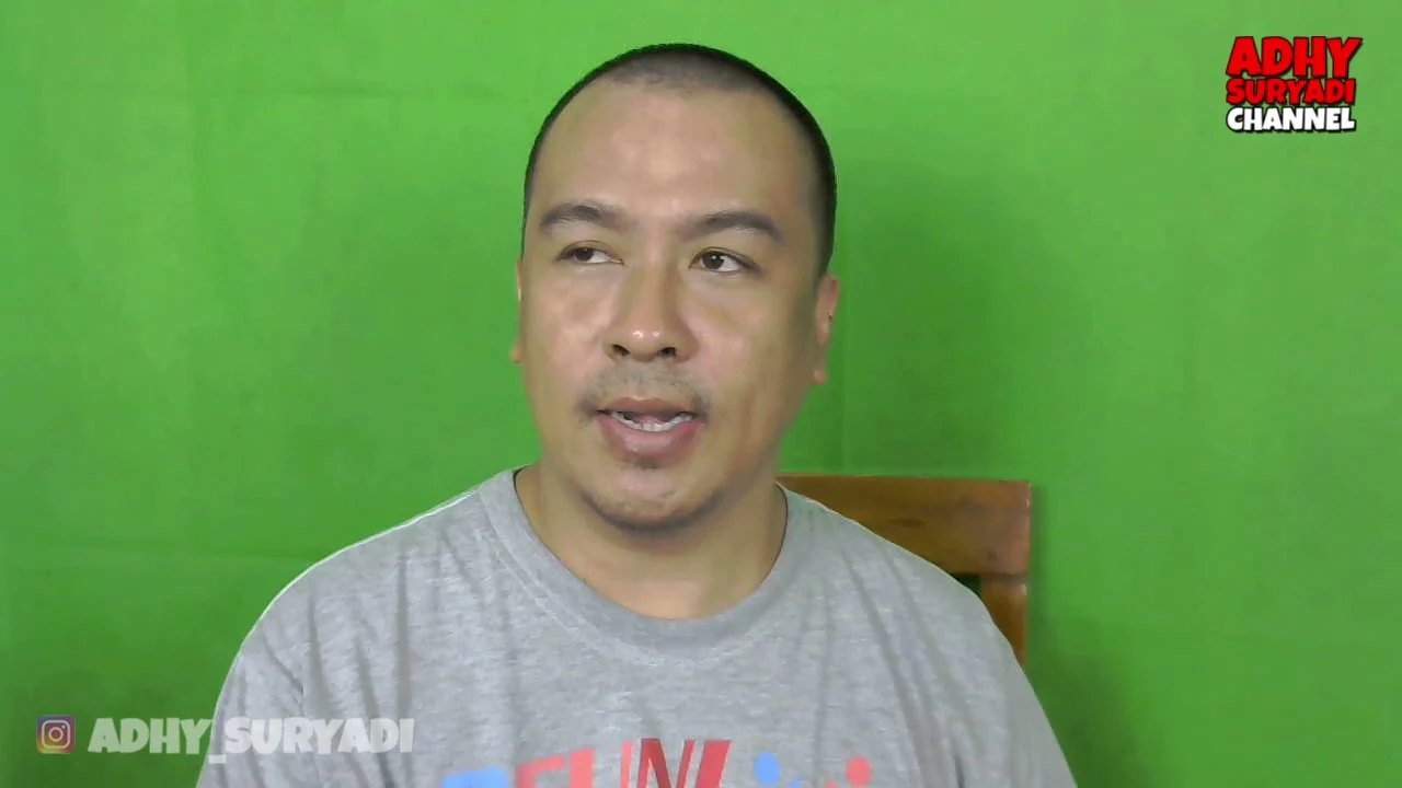 Menggunakan green screen dengan lighting softbox