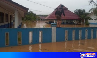 Akibat Meluapnya Sungai Way Semaka,Dua Pekon Dikecamatan BNS Terendam Banjir