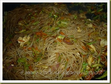 Spaghetti di riso con uova, verdure e peperoncino (8)