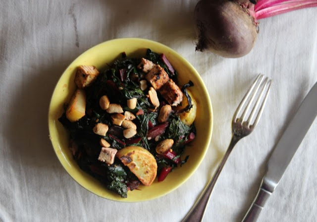 Poêlée de fanes de betteraves, tofu et cacahuètes