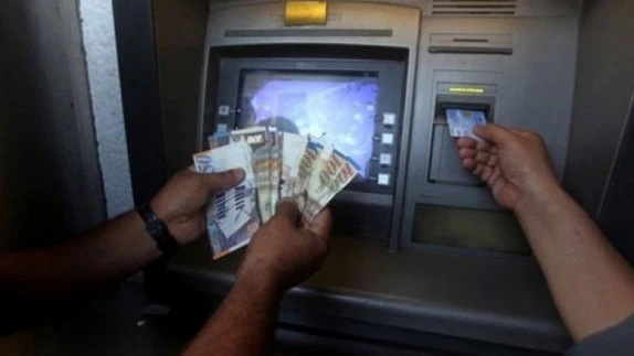 صرف شيكات الشؤون الاجتماعية - فلسطين