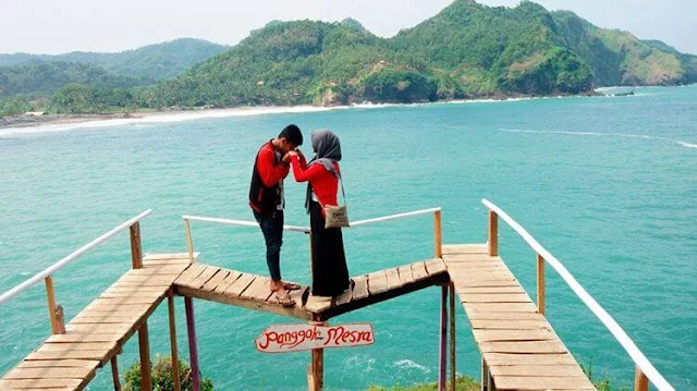 foto pasangan romantis di pantai