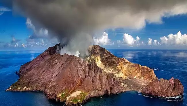 Επιστήμονες προειδοποιούν για ενδεχόμενη νέα έκρηξη του ηφαιστείου της Σαντορίνης!
