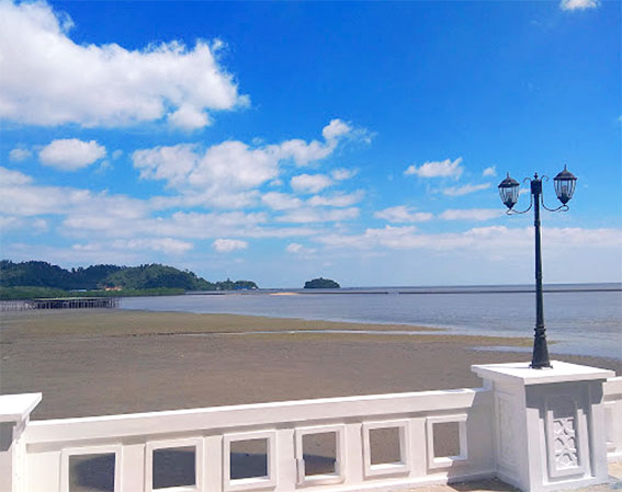 Suasana Pantai Dekat Masjid Agung Oesman Al Khair Photo