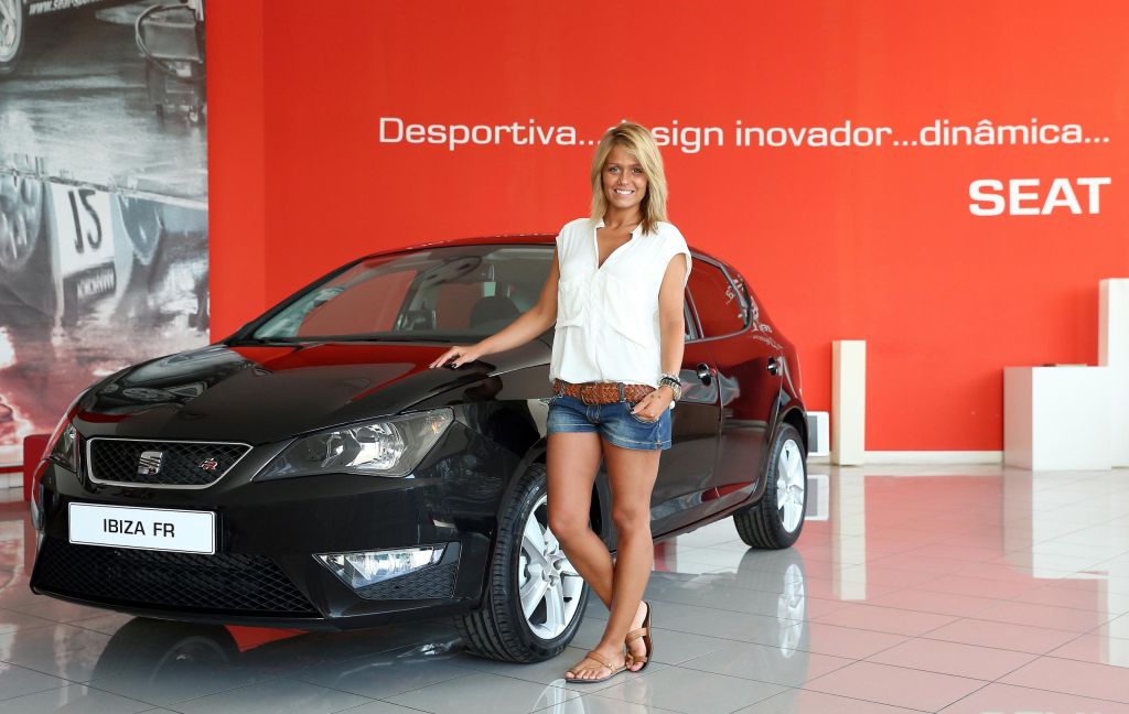 Cantora Aurea escolhe Seat Ibiza FR como o seu primeiro 