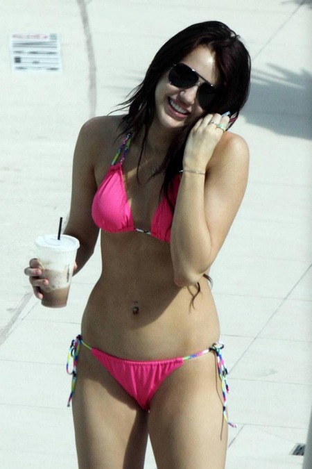 [gallery_main-1203_miley_cyrus_bikini_00.jpg]