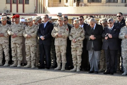 بالصور.. محلب ووزيرا "الدفاع" و"الداخلية" يؤدون صلاة الجنازة على شهداء سيناء  