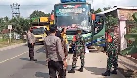 Batas Jambi-Pelembang Petugas Lakukan Rapid tes Penumpang Bus Yang melintas