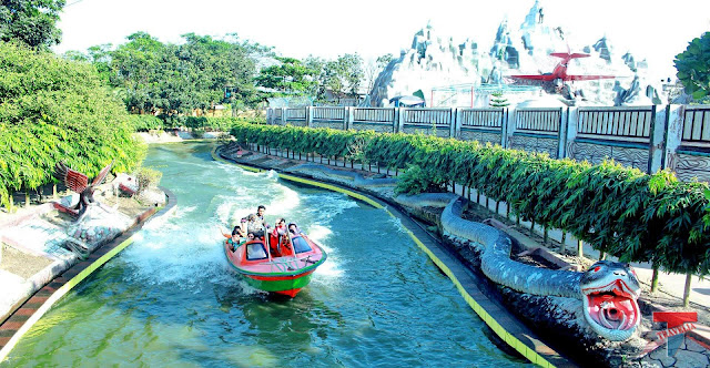 Dream Holiday Park boat