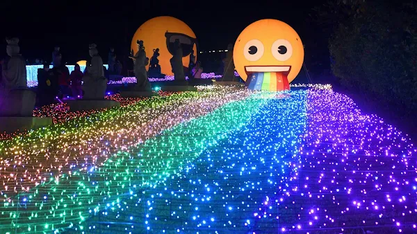 ▲2025彰化月影燈季，有最多人使用的emoji表情符號，將八卦山大佛風景區打造成歡樂、可愛的「emoji樂園」。（彰化縣政府提供）