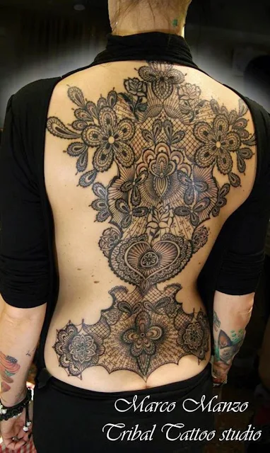 chica con tatuaje atrevido en la espalda