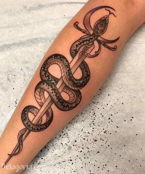 Un tatuaje de espada para mujer con serpiente