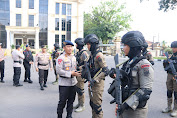 Kapolda Jambi, Irjen Pol. Rusdi Hartono, memimpin langsung apel pemberangkatan 100 personel Satuan Brimob Polda Jambi.