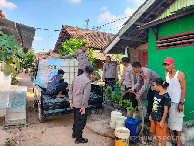 Polisi di Lampung Tengah Bagikan Air Bersih kepada Masyarakat di Rumbia