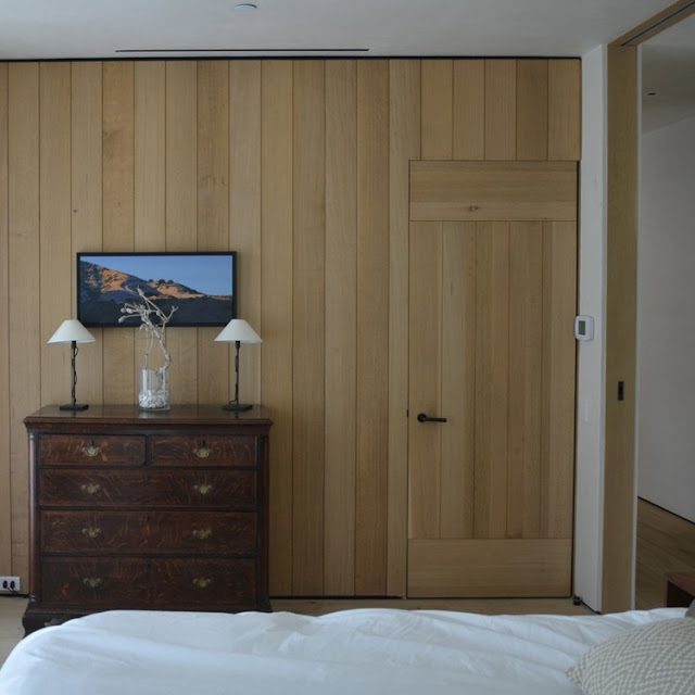 Wood paneling in bedroom of Cliff House by Giannetti home