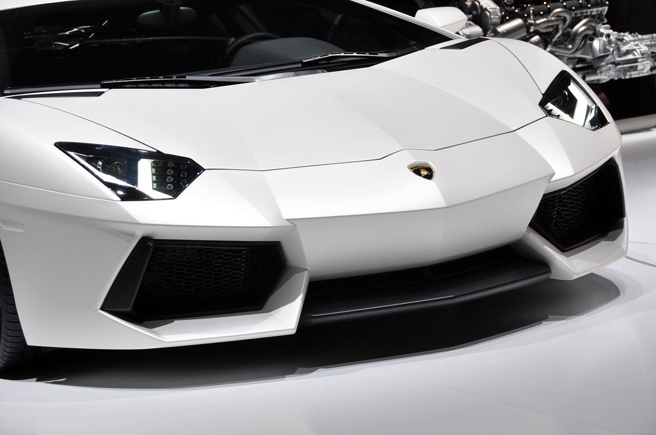 Luxury Lamborghini Cars: Lamborghini Aventador White