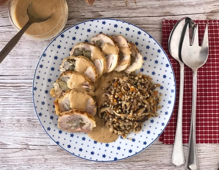 Muslos de pollo rellenos con guarnición de trigo sarraceno