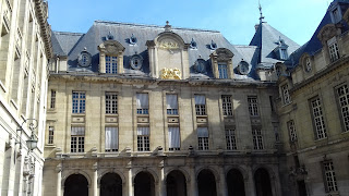 Die Sorbonne ist ein historisches Gebäude aus dem 19. Jahrhundert im Pariser Studentenviertel Quartier Latin. 