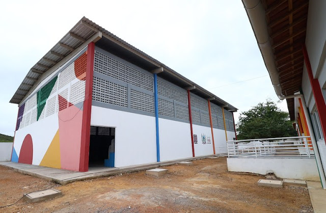 João Azevêdo entrega ginásio, ônibus, reforma de escola e autoriza obras de educação em São José de Princesa e Juru