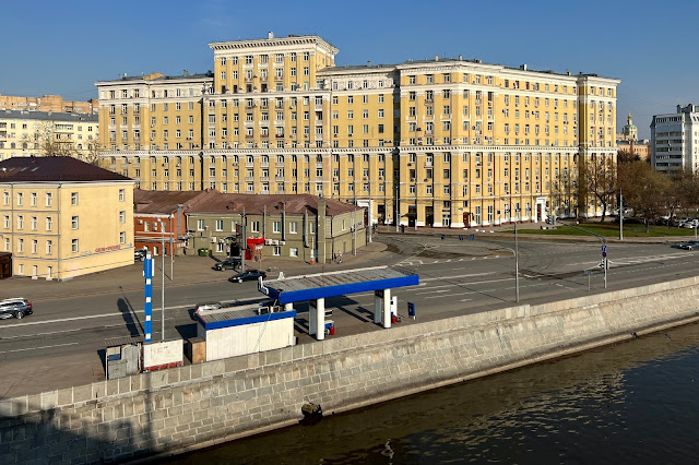 вид с Большого Краснохолмского моста, Краснохолмская набережная, Народная улица, Москва-река, жилой дом 1957 года постройки