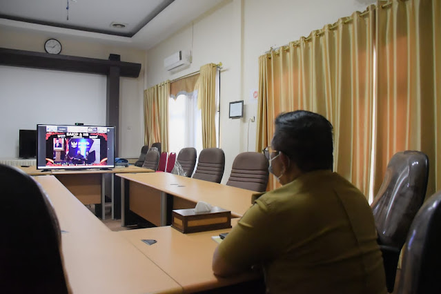 Bupati Citra Duani saat menyaksikan penyeraham SAKIP dan RB secara video conference  di kantor bupati di Sukadana,  Selasa 5/4/22.