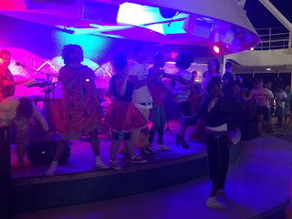 Banda ao vivo na festa de carnaval no cruzeiro Msc Magnifica