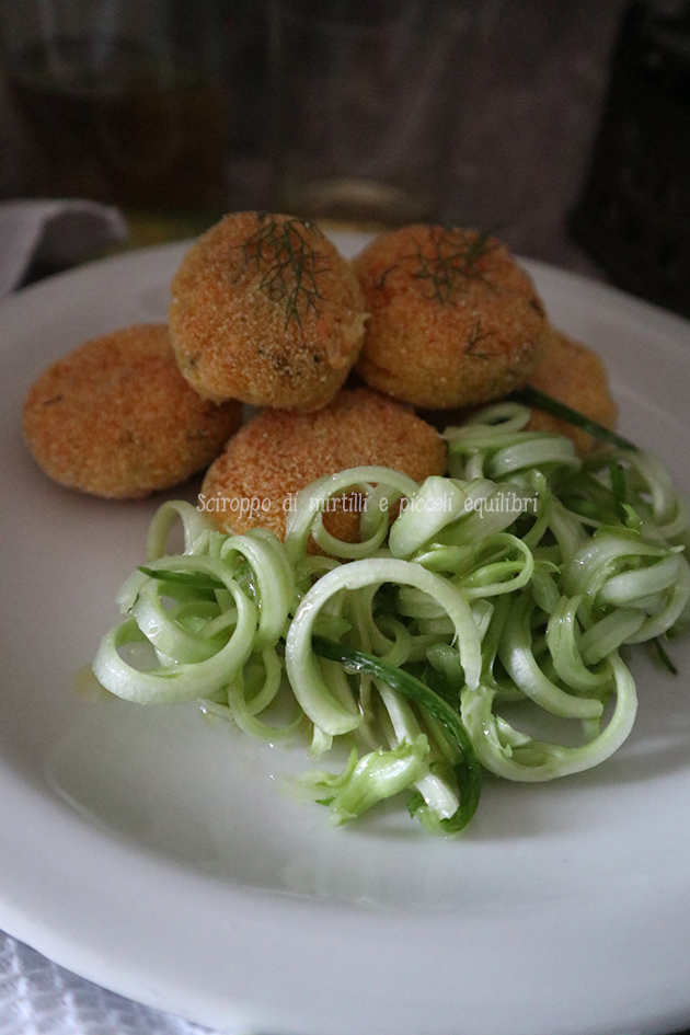 Polpette di baccalà con insalata di puntarelle