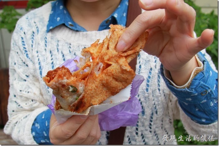 這是老牌（藍車）店家的炸彈蔥油餅，餅皮比較薄。