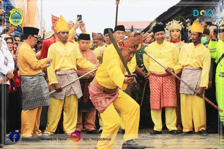 Bupati bersama Menko PMK RI di Sambut Arak-arakan Sungai oleh Suku Duano